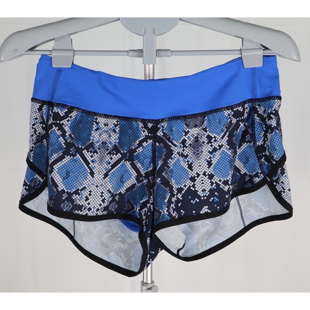 Lululemon Women Size 6 Speed Up Shorts Blue Snake Print Mid Rise Lined